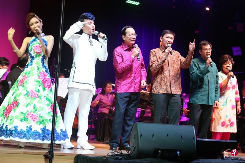 本地歌台唱将李佩芬(左起)与皓皓、广惠肇留医院主席李国基、卫生部兼通讯及新闻部高级政务部长徐芳达,及广惠肇留医院董事梁善源和毛瑞庄在慈善音乐会上带领观众一同合唱《天下的妈妈都是一样的》,向所有母亲表达感恩之情。(何家俊摄) 本地歌台唱将李佩芬(左起)与皓皓、广惠肇留医院主席李国基、卫生部兼通讯及新闻部高级政务部长徐芳达,及广惠肇留医院董事梁善源和毛瑞庄在慈善音乐会上带领观众一同合唱《天下的妈妈都是一样的》,向所有母亲表达感恩之情。(何家俊摄)