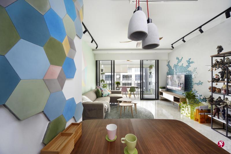 进门看到的六角形水泥砖,灵感来自旧日的娘惹瓷砖,设计师采用粉红、柠黄、暖灰、浅蓝、宝蓝和橄榄绿为瓷砖增添现代意义。 进门看到的六角形水泥砖,灵感来自旧日的娘惹瓷砖,设计师采用粉红、柠黄、暖灰、浅蓝、宝蓝和橄榄绿为瓷砖增添现代意义。