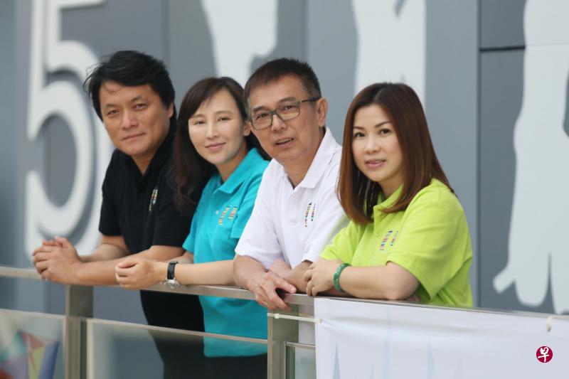 郭靖宇(左起)和岳丽娜(多部电视剧女主角),以及何亚发和练俐利(新公司董事)是中新影视圈的两对夫妻档。(梁伟康摄) 郭靖宇(左起)和岳丽娜(多部电视剧女主角),以及何亚发和练俐利(新公司董事)是中新影视圈的两对夫妻档。(梁伟康摄)