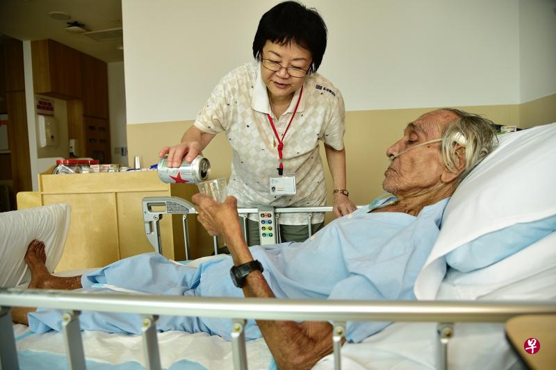 病患克拉森看到啤酒后精神为之一振,也变得更加健谈。(海峡时报) 病患克拉森看到啤酒后精神为之一振,也变得更加健谈。(海峡时报)
