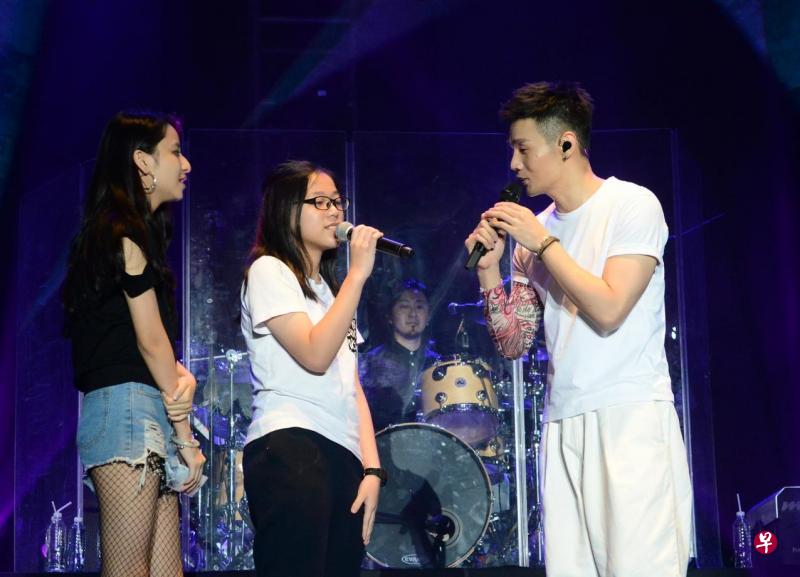 李荣浩开唱前乔装查票员(右上图),暗中挑选歌迷。幸运女生(左)带着好友一起上台跟偶像合唱。 李荣浩开唱前乔装查票员(右上图),暗中挑选歌迷。幸运女生(左)带着好友一起上台跟偶像合唱。