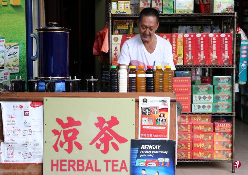 环境局下来可能要求所有售卖凉茶的中药店必须领有执照,才能在店里烹煮和售卖凉茶。 环境局下来可能要求所有售卖凉茶的中药店必须领有执照,才能在店里烹煮和售卖凉茶。