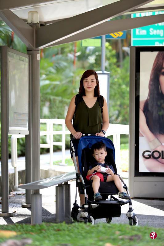 吕洁慧每个周末都会带孩子外出,婴儿推车就是孩子的“交通工具”。 吕洁慧每个周末都会带孩子外出,婴儿推车就是孩子的“交通工具”。