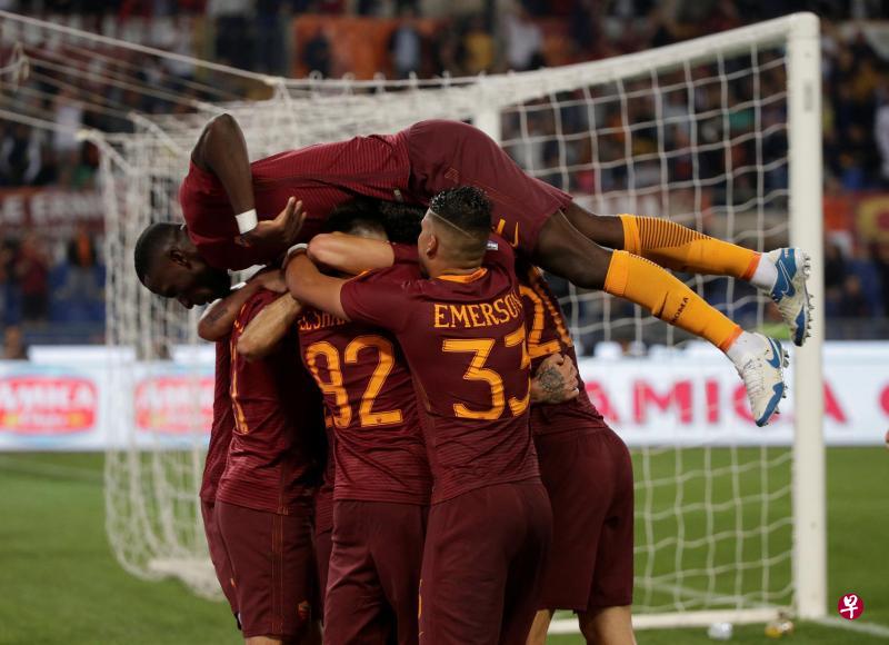 罗马球员在击败劲敌尤文图斯后,抱成一团庆祝。(路透社) 罗马球员在击败劲敌尤文图斯后,抱成一团庆祝。(路透社)