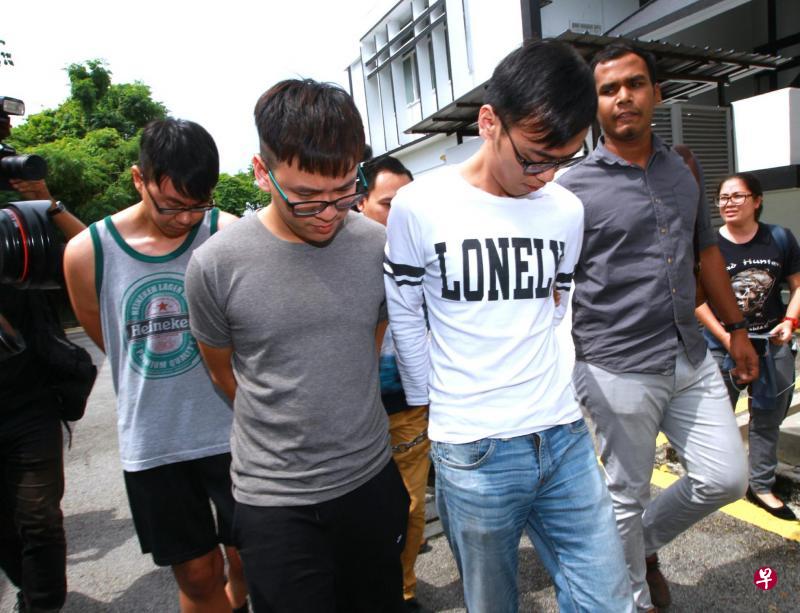 马国警方昨天逮捕李宗圣(左二)及两名得力助手后,成功向巴生法庭申请延长扣留他们三天。(星洲日报) 马国警方昨天逮捕李宗圣(左二)及两名得力助手后,成功向巴生法庭申请延长扣留他们三天。(星洲日报)