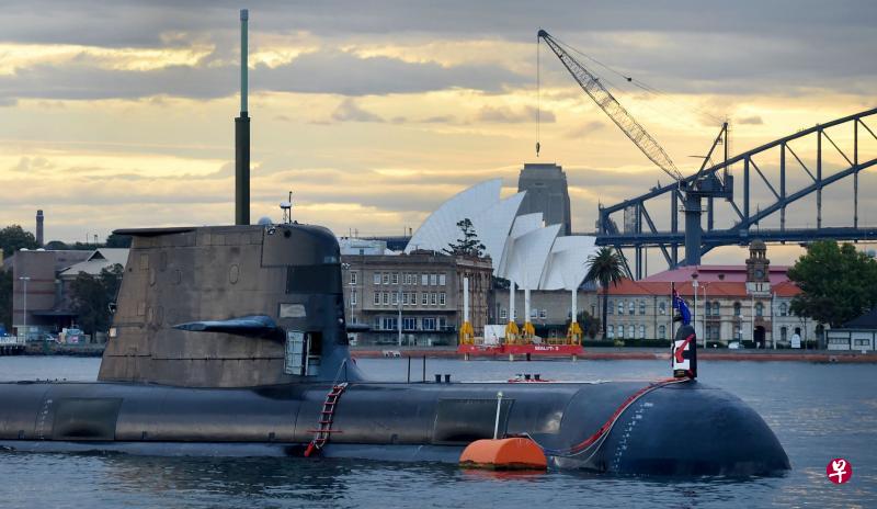 澳大利亚政府公布将在未来几十年内实施海军造舰计划,包括建造全新一代潜艇、巡洋舰和护卫舰。图为澳洲一艘柴电驱动克林斯级(Collins Class)潜艇停泊在悉尼海港。(法新社) 澳大利亚政府公布将在未来几十年内实施海军造舰计划,包括建造全新一代潜艇、巡洋舰和护卫舰。图为澳洲一艘柴电驱动克林斯级(Collins Class)潜艇停泊在悉尼海港。(法新社)