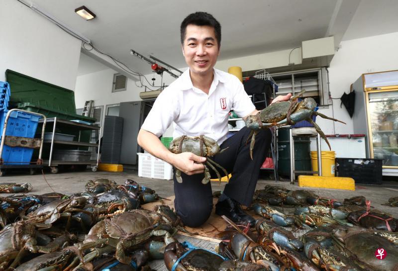 螃蟹之家总裁黄泯莱说,将餐厅水准的螃蟹美味以真空包装,既保证螃蟹的新鲜度,也保证菜式的原汁原味,消费者在买回家后,只需放入微波炉加热一定时间,即可享用美食。(档案照片) 螃蟹之家总裁黄泯莱说,将餐厅水准的螃蟹美味以真空包装,既保证螃蟹的新鲜度,也保证菜式的原汁原味,消费者在买回家后,只需放入微波炉加热一定时间,即可享用美食。(档案照片)