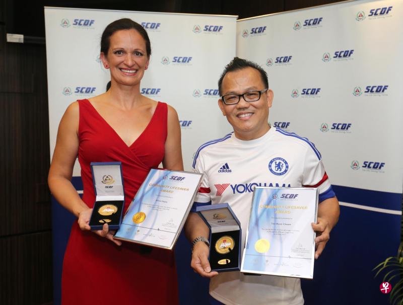 西儿维娅(左)与陈建春不顾自身安危入海救人,昨天获颁民防部队首次颁发的“社区援救者奖”,表扬他们的英勇行为。(邬福梁摄) 西儿维娅(左)与陈建春不顾自身安危入海救人,昨天获颁民防部队首次颁发的“社区援救者奖”,表扬他们的英勇行为。(邬福梁摄)