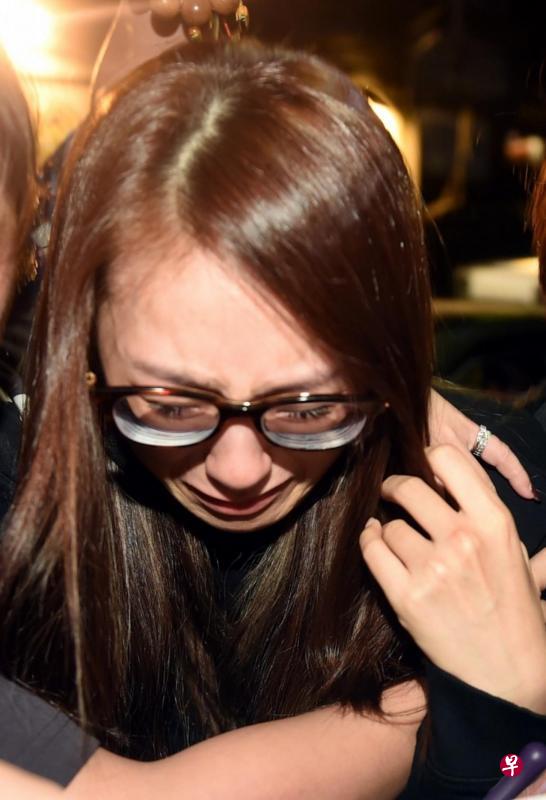 谢金晶一下机就直奔父亲猪哥亮灵堂,并遵从传统习俗,边哭边下跪,一路爬跪进灵堂。(自由时报图) 谢金晶一下机就直奔父亲猪哥亮灵堂,并遵从传统习俗,边哭边下跪,一路爬跪进灵堂。(自由时报图)