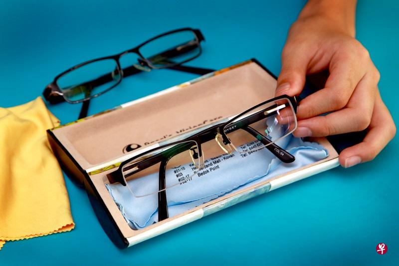 激光矫正视力手术可让人摆脱眼镜,但不是人人适合。(档案照) 激光矫正视力手术可让人摆脱眼镜,但不是人人适合。(档案照)