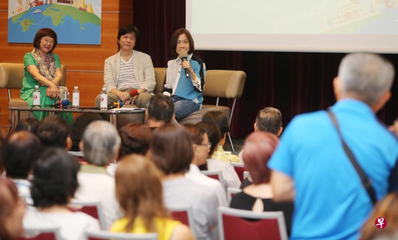 提问时间,听众踊跃举手向主讲人发问。左起为旅游玩家尤今、康泰旅行社产品策划高级经理何兆华及主持人林安娜。 提问时间,听众踊跃举手向主讲人发问。左起为旅游玩家尤今、康泰旅行社产品策划高级经理何兆华及主持人林安娜。