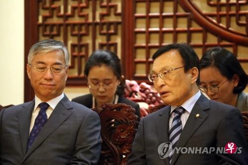 李海瓒(右)与邱国洪。(韩联社/北京联合采访团) 李海瓒(右)与邱国洪。(韩联社/北京联合采访团)