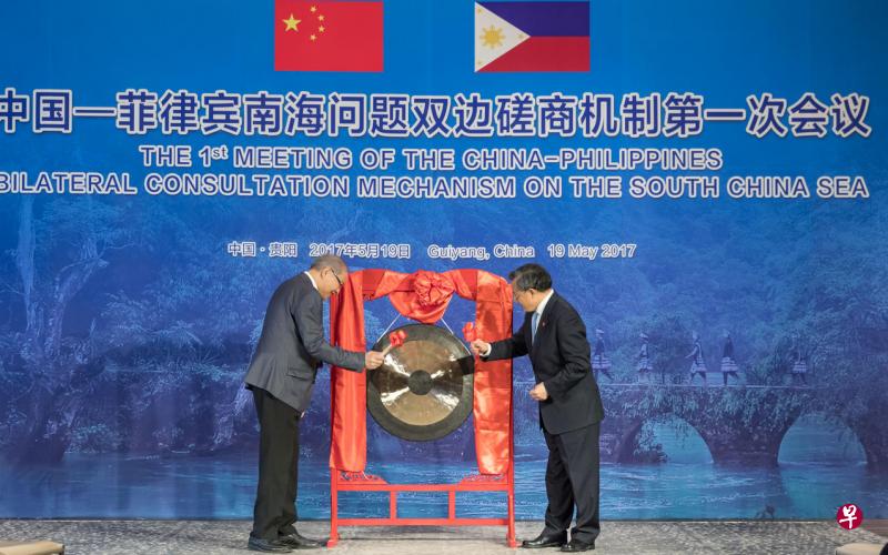 中国—菲律宾南海问题双边磋商机制第一次会议在贵州省贵阳市举行。中国外交部副部长刘振民(右)和菲律宾驻华大使罗马纳(左)分率各自代表团出席。(中新社) 中国—菲律宾南海问题双边磋商机制第一次会议在贵州省贵阳市举行。中国外交部副部长刘振民(右)和菲律宾驻华大使罗马纳(左)分率各自代表团出席。(中新社)