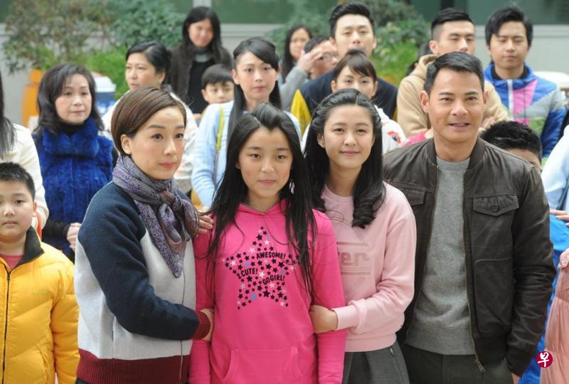 江美仪(左一)剧中与大女儿江嘉敏(左三)的关系长期处于作战状态,还与丈夫黄智贤(右一)走向同屋分居关系。(星和视界提供) 江美仪(左一)剧中与大女儿江嘉敏(左三)的关系长期处于作战状态,还与丈夫黄智贤(右一)走向同屋分居关系。(星和视界提供)