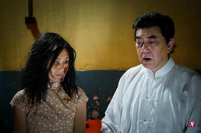 黄秋生(右)在《失眠》饰演的林醒因患上失眠,老是见到卫诗雅饰演的女鬼前来索命。(剧照/邵氏提供) 黄秋生(右)在《失眠》饰演的林醒因患上失眠,老是见到卫诗雅饰演的女鬼前来索命。(剧照/邵氏提供)