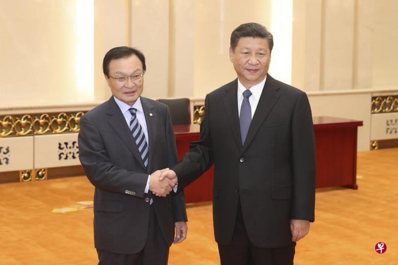 中国国家主席习近平昨天在北京人民大会堂会见韩国总统特使李海瓒。 (中新社) 中国国家主席习近平昨天在北京人民大会堂会见韩国总统特使李海瓒。 (中新社)