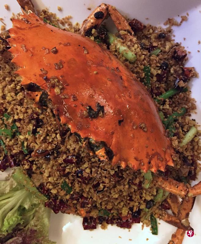 烹煮避风塘炒蟹,一定要选肉蟹,重量在1公斤左右,否则肉味不够鲜甜爽口。 烹煮避风塘炒蟹,一定要选肉蟹,重量在1公斤左右,否则肉味不够鲜甜爽口。