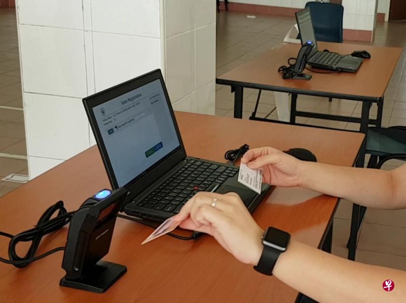 选举局正在测试选民电子注册系统,并示范新系统的使用方式。未来投入运作时,选民只需扫描身份证,就能迅速完成注册程序进行投票。(选举局提供) 选举局正在测试选民电子注册系统,并示范新系统的使用方式。未来投入运作时,选民只需扫描身份证,就能迅速完成注册程序进行投票。(选举局提供)