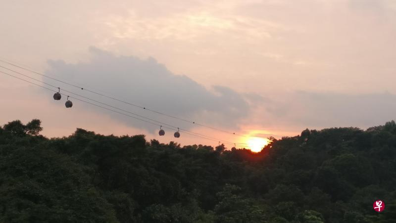 乘坐新加坡缆车观赏日落的景色,绝佳时刻是每天傍晚六七点之交那半个钟头。 乘坐新加坡缆车观赏日落的景色,绝佳时刻是每天傍晚六七点之交那半个钟头。