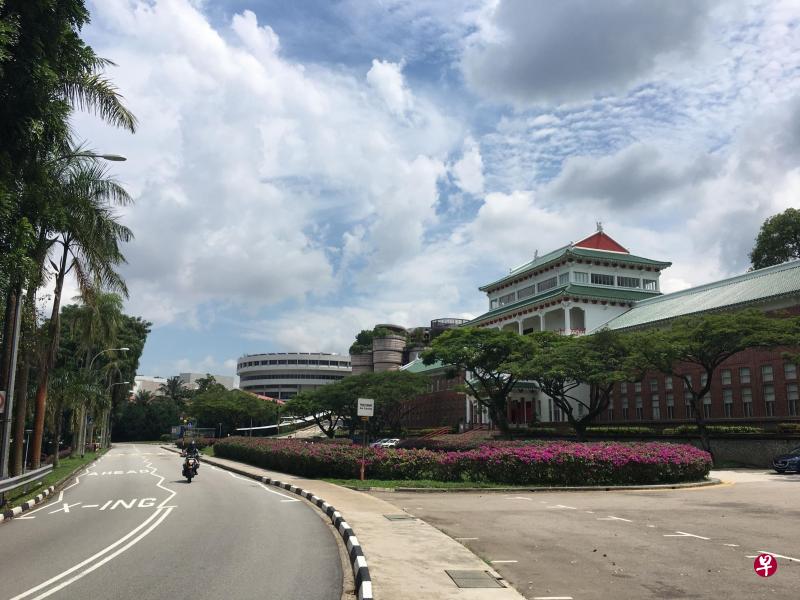 站在曾经的“北京路”上，红砖绿瓦的华裔馆依然代表着南大校园昂扬的气势。