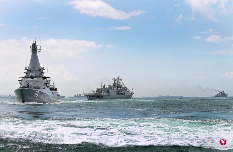 来自多国的海军部队集结在我国举办的首场海上阅兵式,验证了我国与各国建立的友好关系。左为新加坡海军主权号巡海护卫舰(LMV Sovereignty)。(叶振忠摄) 来自多国的海军部队集结在我国举办的首场海上阅兵式,验证了我国与各国建立的友好关系。左为新加坡海军主权号巡海护卫舰(LMV Sovereignty)。(叶振忠摄)