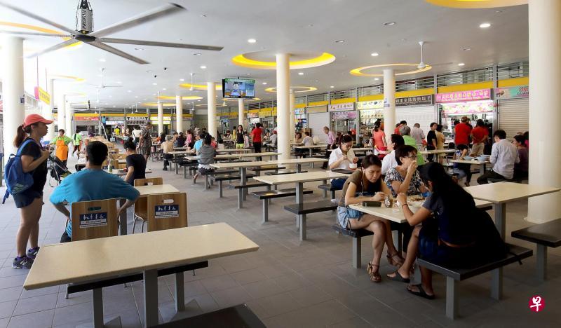 中峇鲁巴刹和熟食中心二楼的83个熟食摊位中,有超过50个昨天尚未开业,许多摊主仍在忙着最后的清洗和整修,希望赶在今天重开。(邬福梁摄) 中峇鲁巴刹和熟食中心二楼的83个熟食摊位中,有超过50个昨天尚未开业,许多摊主仍在忙着最后的清洗和整修,希望赶在今天重开。(邬福梁摄)