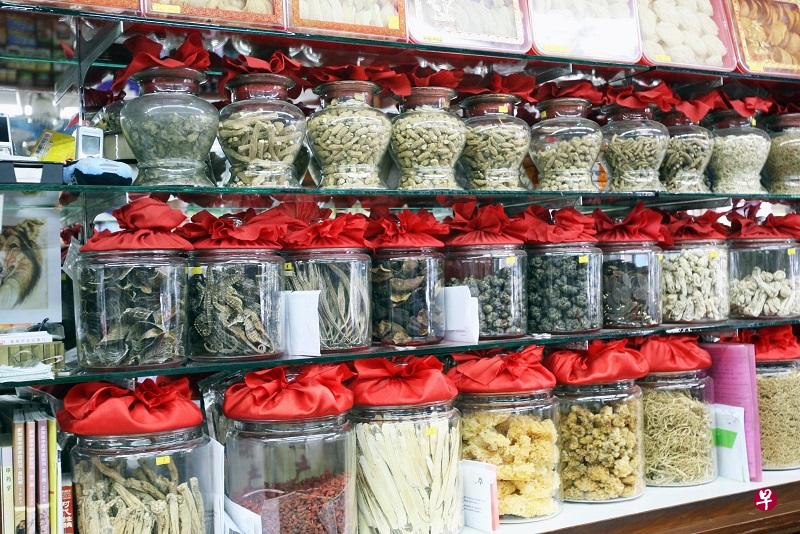 中草药价格逐年上涨,主因包括中国经济转型,药材产量减少,加上全球各国争着买,需求增加而推高价格。(档案照) 中草药价格逐年上涨,主因包括中国经济转型,药材产量减少,加上全球各国争着买,需求增加而推高价格。(档案照)