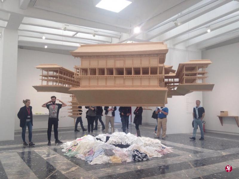 地板中央洞口不时会冒出头部,观众不小心成为日本馆装置的一部分。 地板中央洞口不时会冒出头部,观众不小心成为日本馆装置的一部分。