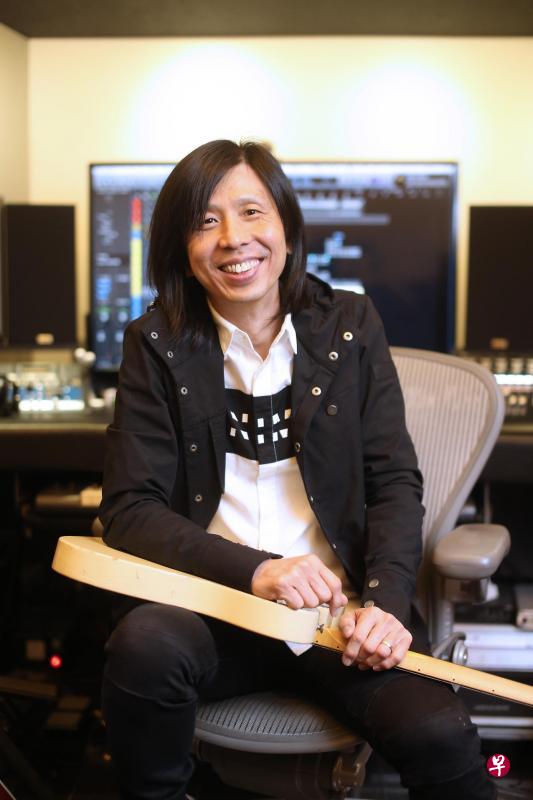 Kenn C笑说自己平时的编曲工作就是跟控盘的按钮“互动”,上歌唱节目是与其他音乐人互动的好机会。 Kenn C笑说自己平时的编曲工作就是跟控盘的按钮“互动”,上歌唱节目是与其他音乐人互动的好机会。