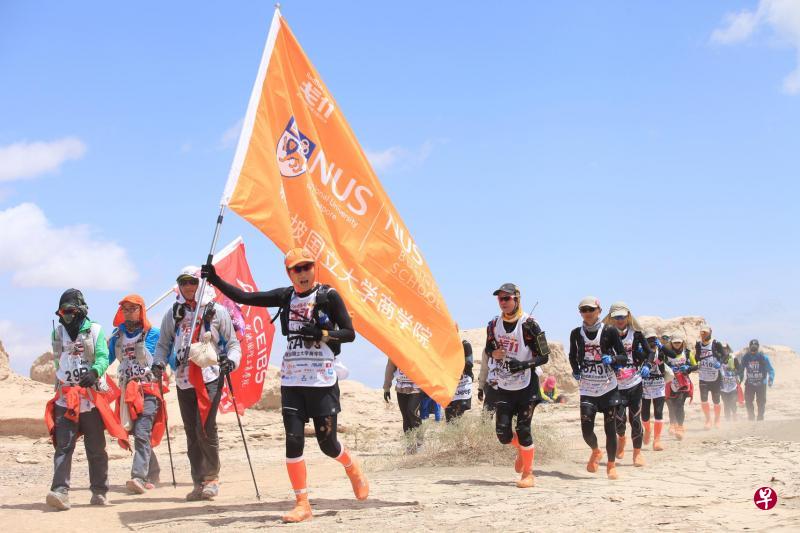 国大商学院中文EMBA学生和校友自2007年起参加商学院戈壁挑战赛,在艰苦的环境中锻炼毅力。(国大商学院提供) 国大商学院中文EMBA学生和校友自2007年起参加商学院戈壁挑战赛,在艰苦的环境中锻炼毅力。(国大商学院提供)