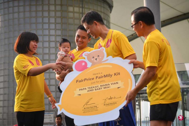 职总秘书长陈振声指出:“职总和旗下的社会企业希望通过婴儿用品礼包帮助国人,即使资源有限的家庭也能享有品质良好的产品。同时,营造一个更亲家庭的环境,支持国人组织家庭。” (图:海峡时报) 职总秘书长陈振声指出:“职总和旗下的社会企业希望通过婴儿用品礼包帮助国人,即使资源有限的家庭也能享有品质良好的产品。同时,营造一个更亲家庭的环境,支持国人组织家庭。” (图:海峡时报)