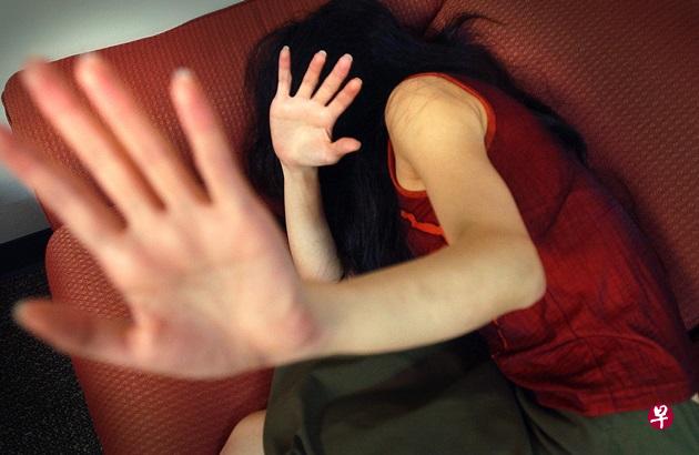 狼姨丈借故带外甥女回家温书，趁机非礼她。（档案示意图）