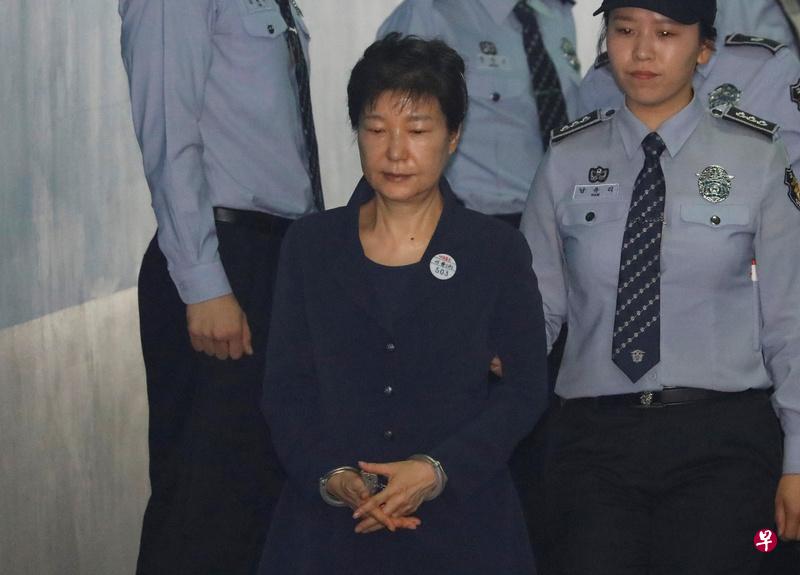 朴槿惠穿着便装出庭,面容憔悴。(路透社) 朴槿惠穿着便装出庭,面容憔悴。(路透社)