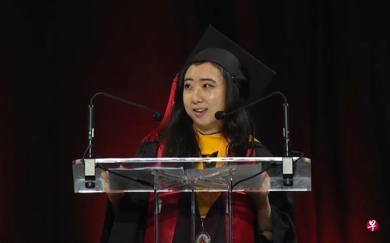 在美国马里兰大学最新一届毕业典礼上,来自中国的留学生代表杨舒平发表演讲(互联网图片) 在美国马里兰大学最新一届毕业典礼上,来自中国的留学生代表杨舒平发表演讲(互联网图片)