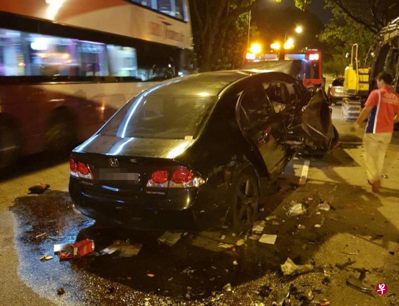 轿车撞得毁不成形。(读者提供) 轿车撞得毁不成形。(读者提供)