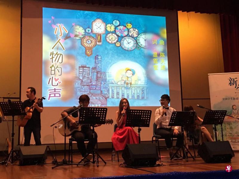 “弹唱人”首首耳熟能详的新谣歌曲,带裕廊初院学生上了一堂富有意义的新加坡历史文化课。 “弹唱人”首首耳熟能详的新谣歌曲,带裕廊初院学生上了一堂富有意义的新加坡历史文化课。