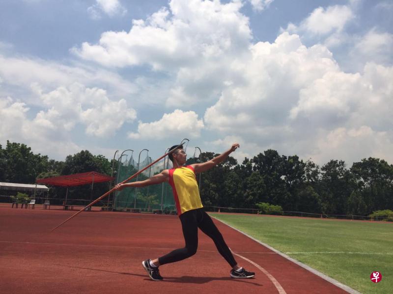 潘在仁完成助跑后准备投掷标枪的英姿。(华侨中学蔡慧敏提供照片) 潘在仁完成助跑后准备投掷标枪的英姿。(华侨中学蔡慧敏提供照片)