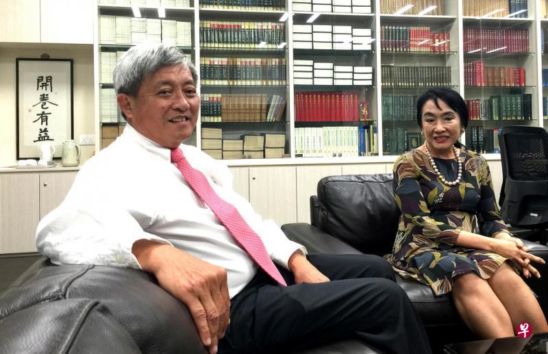 巧克力连锁店可卡树老板吕立岩(左)和已故银行家陈醒吾的女儿陈德馨,在前年和去年成立捐赠基金,为国大中文系学生颁发奖学金。(许翔宇摄) 巧克力连锁店可卡树老板吕立岩(左)和已故银行家陈醒吾的女儿陈德馨,在前年和去年成立捐赠基金,为国大中文系学生颁发奖学金。(许翔宇摄)