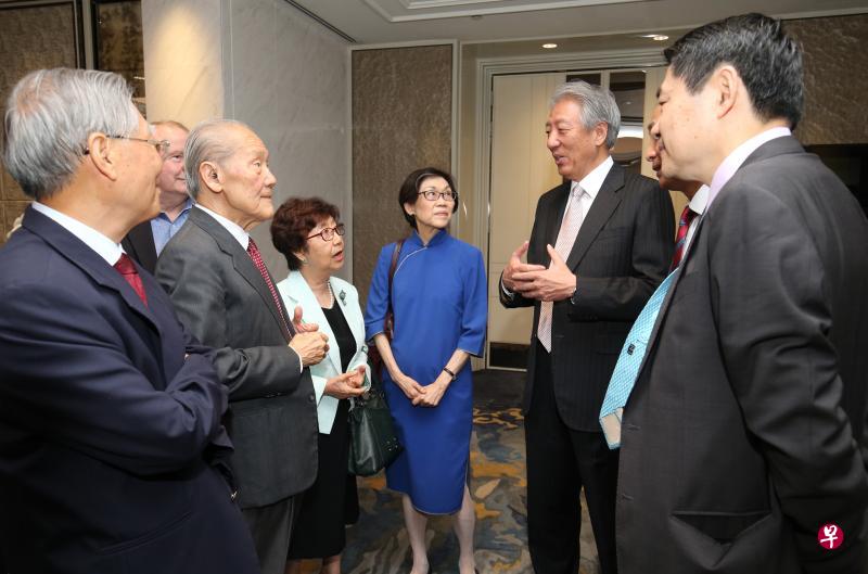 张志贤副总理(右二)受邀出席东亚所举办的论坛,与东亚所主席王赓武教授(左二)等人交流。 张志贤副总理(右二)受邀出席东亚所举办的论坛,与东亚所主席王赓武教授(左二)等人交流。