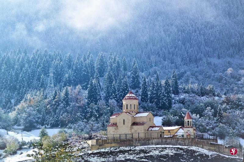 梅斯蒂亚一夜之内布满白雪。 梅斯蒂亚一夜之内布满白雪。