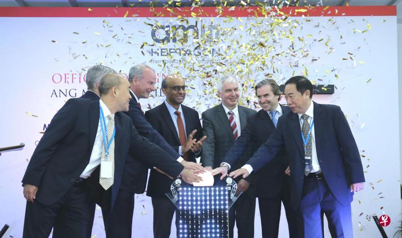 副总理尚达曼(中)与艾迈斯半导体公司首席执行官艾弗柯(左三)及其他来宾一起参加新厂开幕仪式。(梁麒麟摄) 副总理尚达曼(中)与艾迈斯半导体公司首席执行官艾弗柯(左三)及其他来宾一起参加新厂开幕仪式。(梁麒麟摄)