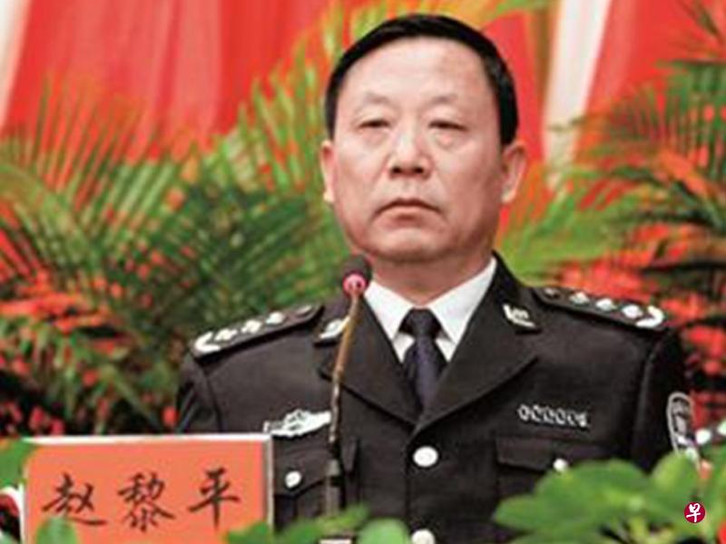 赵黎平在内蒙古公安厅长位置上干了七年,不仅给外界留下业务熟练、从严治警的印象,还被称为“有文化的公安厅长”。(互联网) 赵黎平在内蒙古公安厅长位置上干了七年,不仅给外界留下业务熟练、从严治警的印象,还被称为“有文化的公安厅长”。(互联网)