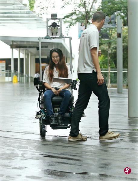 新加坡-麻省理工学院科研中心研发的自驾轮椅去年9月在樟宜综合医院进行了一天的测试,证实自驾轮椅在医院环境能安全运作。(林国明摄) 新加坡-麻省理工学院科研中心研发的自驾轮椅去年9月在樟宜综合医院进行了一天的测试,证实自驾轮椅在医院环境能安全运作。(林国明摄)