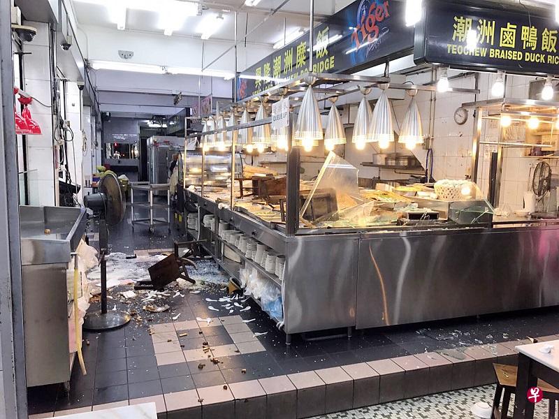 店内一片狼藉,碗盘、餐具及玻璃碎片落一地。(读者提供) 店内一片狼藉,碗盘、餐具及玻璃碎片落一地。(读者提供)