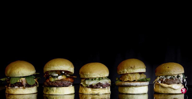 25度汉堡包餐馆的多种口味汉堡包。 25度汉堡包餐馆的多种口味汉堡包。