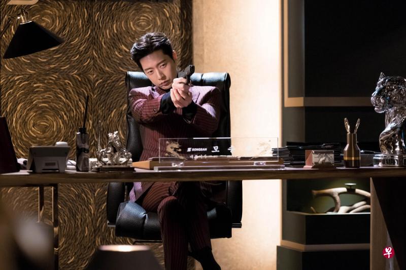 朴海镇为了演好角色,除了学习近身格斗术,还向自己的保镖们学了些知识。 朴海镇为了演好角色,除了学习近身格斗术,还向自己的保镖们学了些知识。