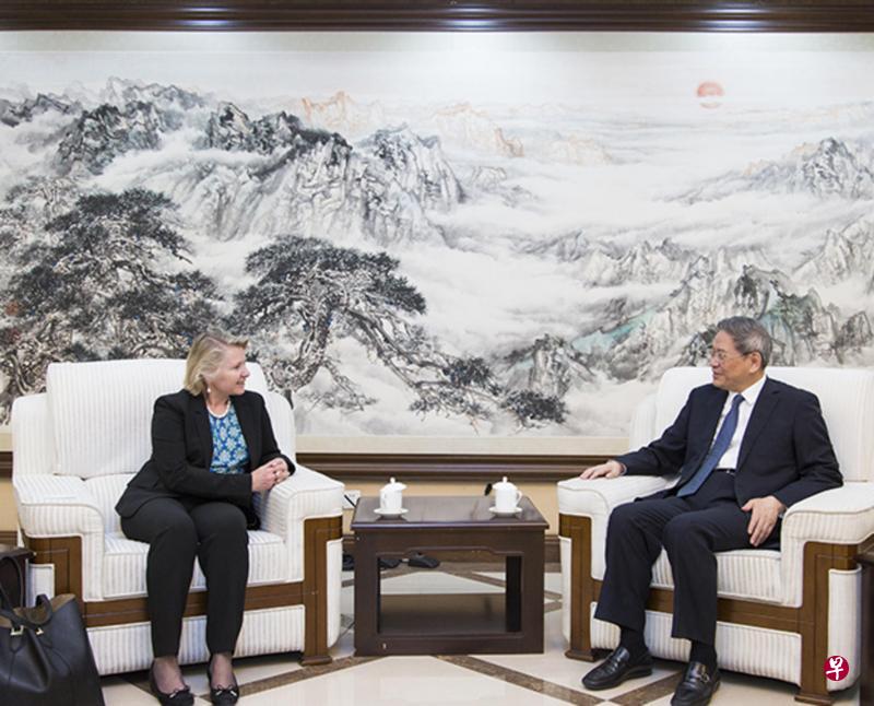 董云裳前天到访北京两天,与中国官员会晤,讨论中美彼此关切的双边及区域课题。图为她5月25日与国台办主任张志军会面。(互联网) 董云裳前天到访北京两天,与中国官员会晤,讨论中美彼此关切的双边及区域课题。图为她5月25日与国台办主任张志军会面。(互联网)