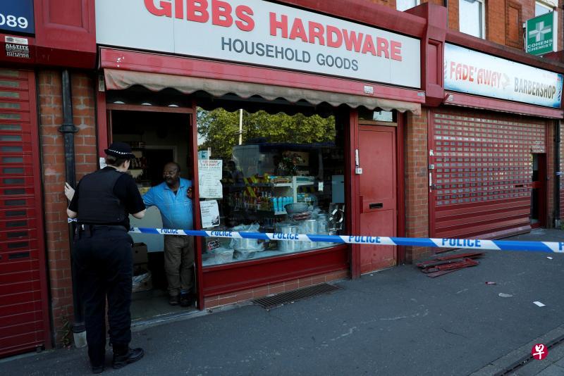 曼彻斯特爆炸案发生至今,英国警方频密展开突击行动,周五早上就突击当地的几个地点包括商店,并向附近商家查询任何可疑人物。警方也加派人员在街道巡逻,加强保安。(路透社) 曼彻斯特爆炸案发生至今,英国警方频密展开突击行动,周五早上就突击当地的几个地点包括商店,并向附近商家查询任何可疑人物。警方也加派人员在街道巡逻,加强保安。(路透社)