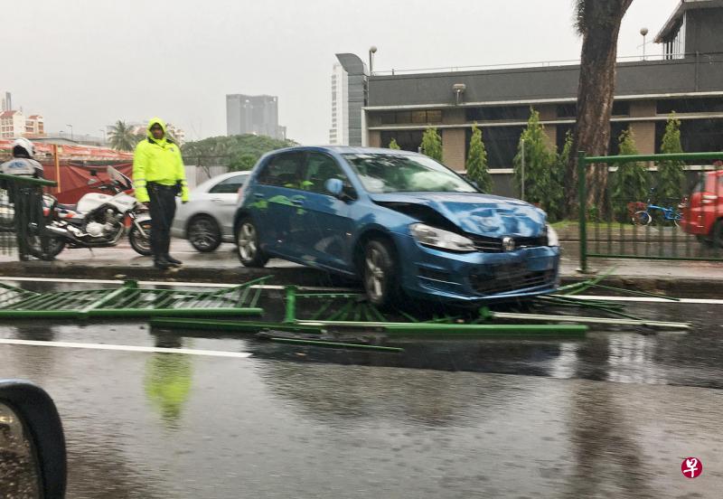 马里士他路发生连环车祸，一辆汽车在车祸后失控撞向路中央的分阶堤。（叶振忠摄）