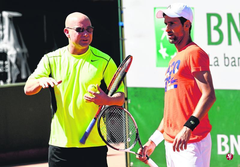 美国名宿阿加西(左)在训练时,给予塞尔维亚好手乔科维奇指示。(法新社) 美国名宿阿加西(左)在训练时,给予塞尔维亚好手乔科维奇指示。(法新社)